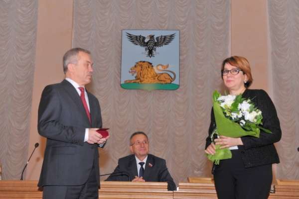 Сотрудницу Сбербанка наградили «За заслуги перед землёй белгородской» Сотрудницу Сбербанка наградили «За заслуги перед землёй белгородской»