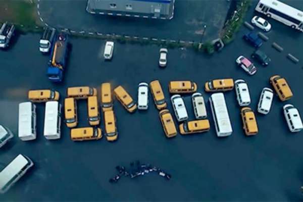 Под Белгородом водители автобусов выложили надпись «Путин, помоги» Под Белгородом водители автобусов выложили надпись «Путин, помоги»