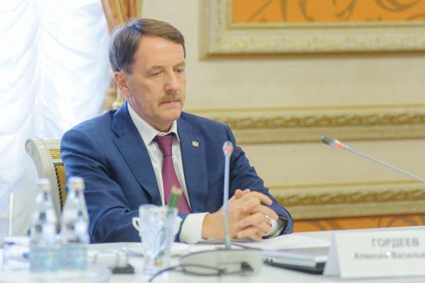 Алексей Гордеев покинул пост воронежского губернатора Алексей Гордеев покинул пост воронежского губернатора