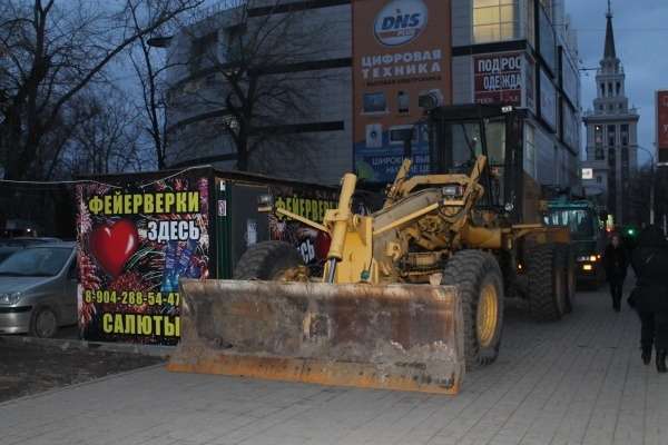 Воронежские гаишники выясняют, как грейдер оказался посреди тротуара Воронежские гаишники выясняют, как грейдер оказался посреди тротуара