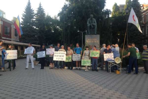 Воронежцы выбросили в мусорный бак «пакет Яровой» Воронежцы выбросили в мусорный бак «пакет Яровой»