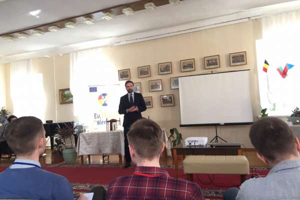 В Воронеже представитель Евросоюза просветил российскую молодежь о правильной подаче европейских ценностей в СМИ В Воронеже представитель Евросоюза просветил российскую молодежь о правильной подаче европейских ценностей в СМИ