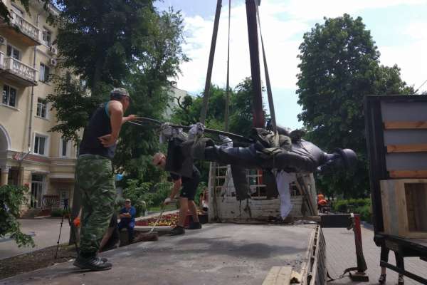 В Воронеже поставили памятник предпринимателю Вильгельму Столлю В Воронеже поставили памятник предпринимателю Вильгельму Столлю