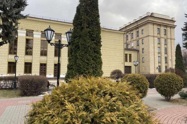 В Воронеже за 7,5 млн рублей приберут скверы у площади Ленина В Воронеже за 7,5 млн рублей приберут скверы у площади Ленина
