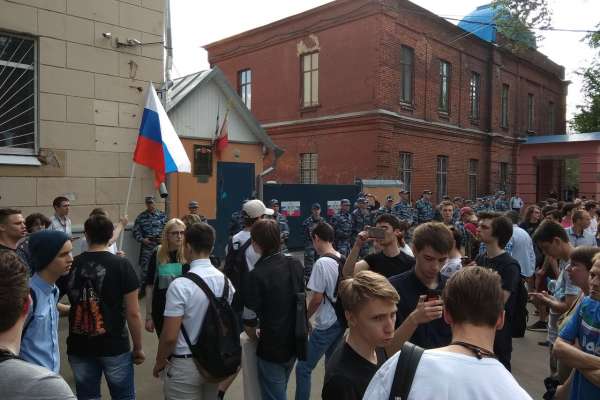 Митинг сторонников Навального в Воронеже закончился задержаниями Митинг сторонников Навального в Воронеже закончился задержаниями
