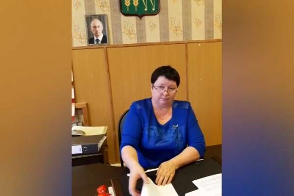 Подозреваемая в присвоении крупного участка глава села в Воронежской области сложила полномочия
