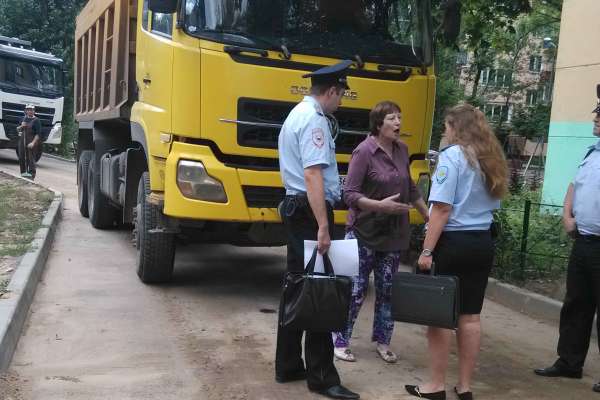 В Воронеже полиция разогнала пикетчиков, перегородивших дорогу бетоновозам В Воронеже полиция разогнала пикетчиков, перегородивших дорогу бетоновозам
