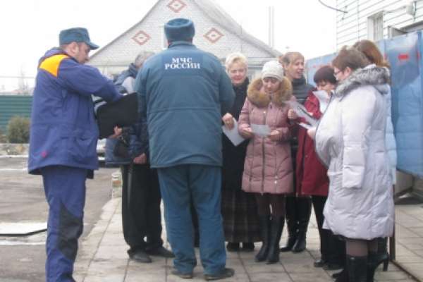 В Новогодние праздники к воронежцам приходят спасатели В Новогодние праздники к воронежцам приходят спасатели
