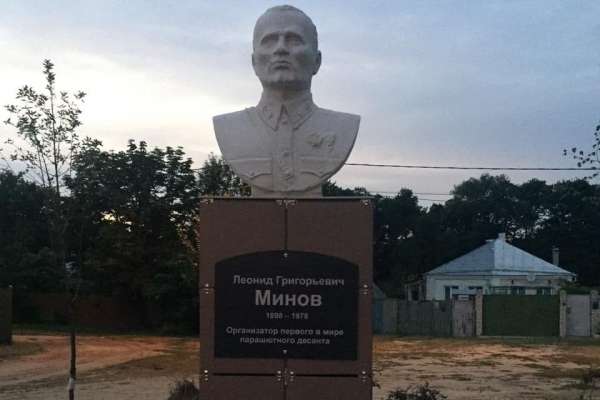 В Воронеже на месте бюста десантнику может появиться парковка В Воронеже на месте бюста десантнику может появиться парковка