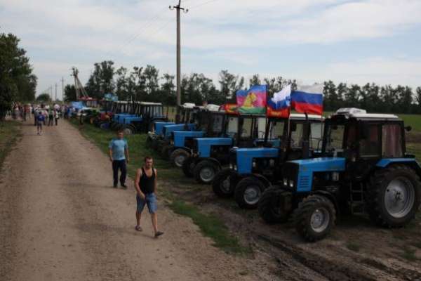Тракторный пробег фермеров ОМОН остановил на подступах к Воронежской области Тракторный пробег фермеров ОМОН остановил на подступах к Воронежской области