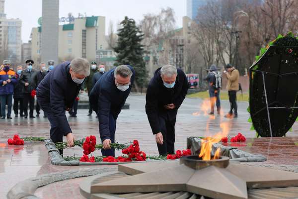 Мэр Воронежа возложил цветы к могиле Неизвестного солдата 