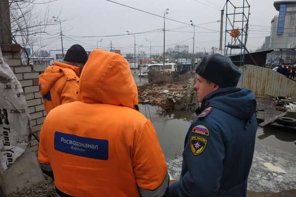 В Воронеже коммунальная авария привела к потопу на окружной дороге В Воронеже коммунальная авария привела к потопу на окружной дороге