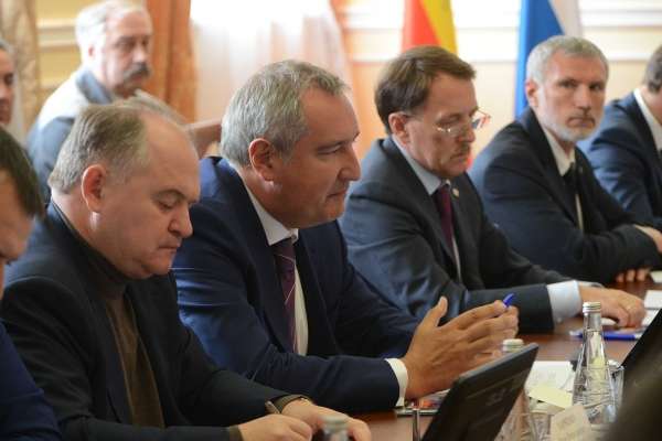 В Воронеже вице-премьера Дмитрия Рогозина сопровождал лидер партии «Родина» В Воронеже вице-премьера Дмитрия Рогозина сопровождал лидер партии «Родина»