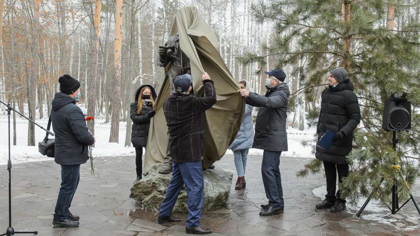 В Воронеже открыли памятник легендарному журналисту Василию Пескову