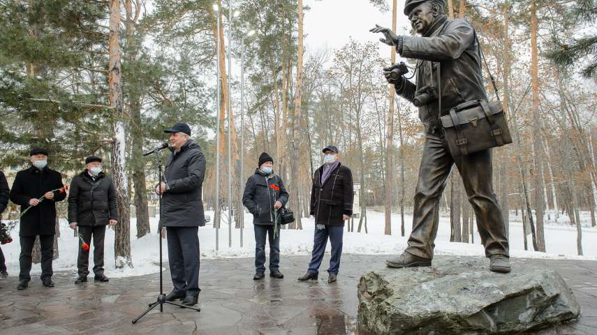 В Воронеже открыли памятник легендарному журналисту Василию Пескову