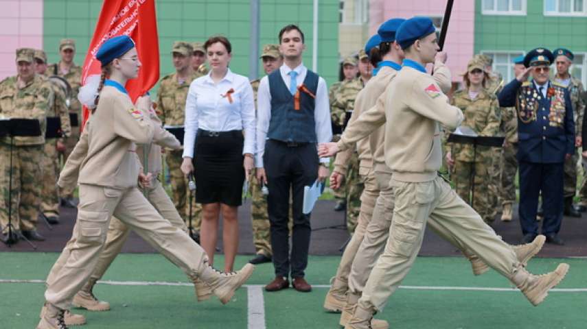 Представители Юнармии выносят флаг РФ