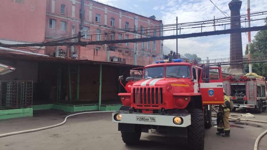 В Воронеже ликвидируют пожар на хлебзаводе в центре города В Воронеже ликвидируют пожар на хлебзаводе в центре города
