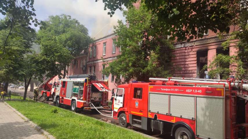 В Воронеже ликвидируют пожар на хлебзаводе в центре города