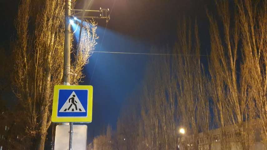 В Воронеже у школы запустили подсвеченный пешеходник