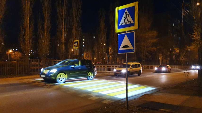 В Воронеже у школы запустили подсвеченный пешеходник