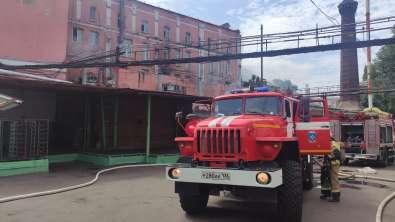 В Воронеже ликвидируют пожар на хлебзаводе в центре города