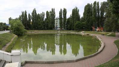 В Воронеже очищают водоем в сквере «У озера»