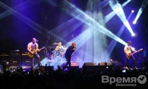 На концерте Guano Apes воронежцы подарили музыкантам их нарисованные портреты