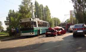 В Воронеже легковушка протаранила КАМАЗ и автобус