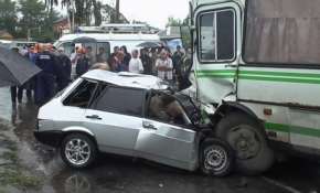 Под Воронежем в рейсовый автобус врезалась легковушка