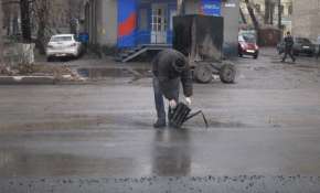 В Воронеже укладывают асфальт в лужи