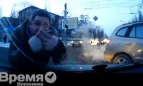 В Воронеже инструктор по вождению повздорил с «нарушителем» и прокатил его на капоте машины