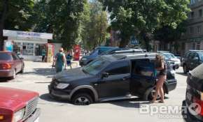 В центре Воронежа машина провалилась в яму