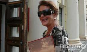 Елена Проклова вместо разваливающегося дома на Машиностроителей посмотрела, как живут в джунглях