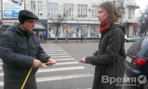 В Воронеже правозащитники с помощью рулеток выясняли размеры площадей, которые могли бы стать площадками для митингов