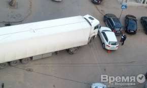 Попавшим в мелкие ДТП водителям воронежские гаишники советуют самостоятельно на месте оформлять аварии