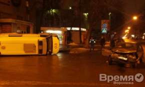 В центре Воронежа спешившая на вызов «скорая» перевернулась после ДТП с легковушкой