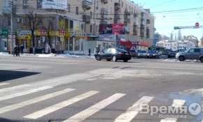 В Воронеже на камеру сняли «Тойоту» с номерами В015ОА, грубо нарушившую правила в центре города