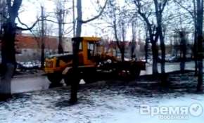 В Воронеже тяжелая техника убирает несуществующий снег, разбивая вполне реальный асфальт