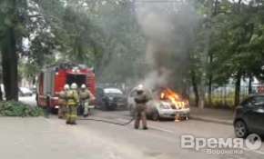 Видео очевидца: В Воронеже около детского сада вспыхнула машина