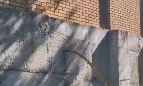 Фонтан с деликатным нюансом забил через бетонный забор в Воронежской области