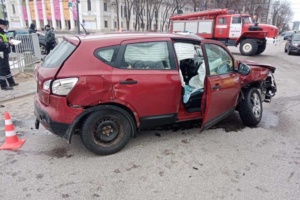 Из-за ДТП на площади Ленина в Воронеже пострадали водители и пассажиры