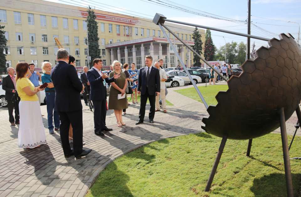 На Университетской площади Воронежа открыли сквер Ученых