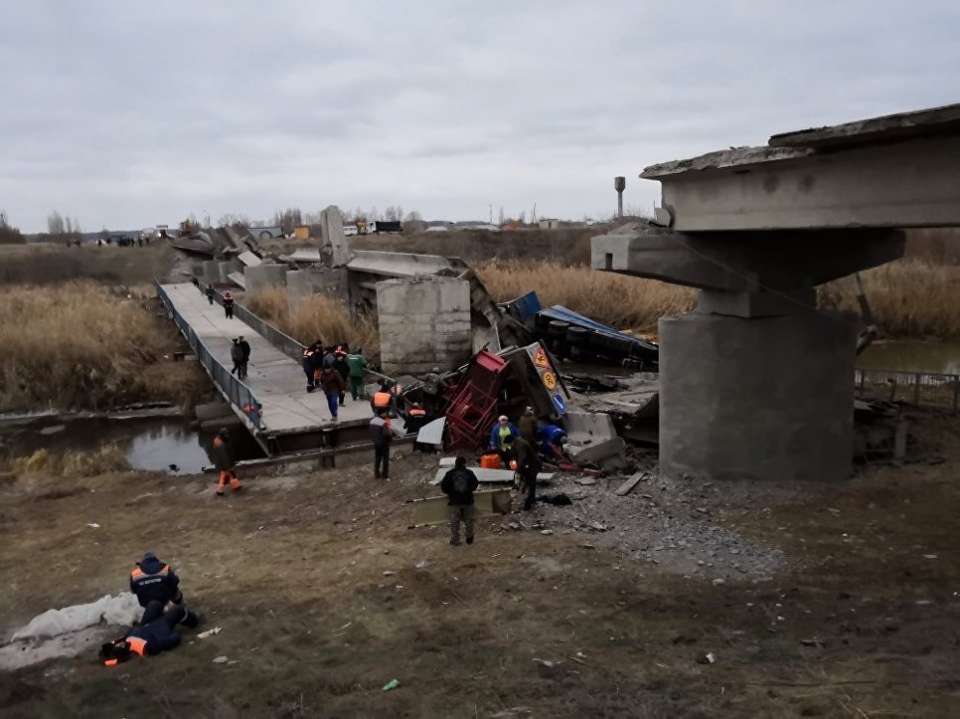 Семье погибшего при обрушении моста в Воронежской области выплатят матпомощь