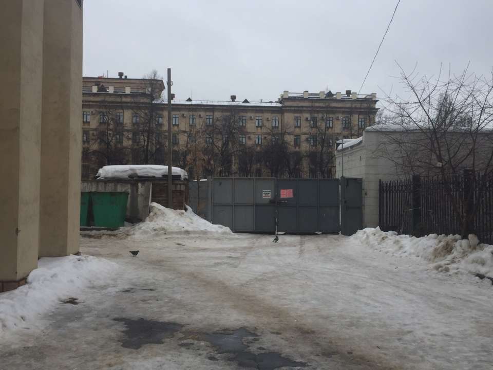 Жители дома в центре Воронежа стали заложниками стройки «Выбора» на площади Ленина 