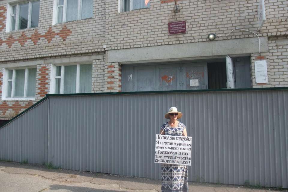 «Объявляю голодовку»: в Воронежской области активистка вышла на пикет против свинокомплекса 