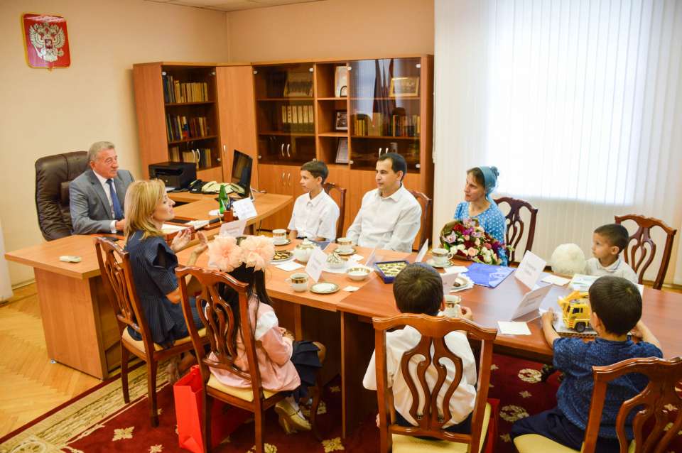 Сенатор Сергей Лукин помог воронежской многодетной семье подготовить школьников к новому учебному году