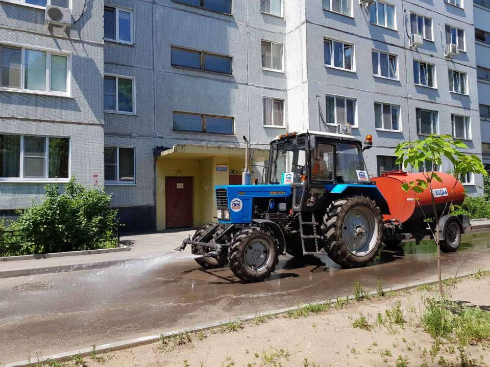 В разгар жары управляющие компании приносят свежесть в воронежские дворы