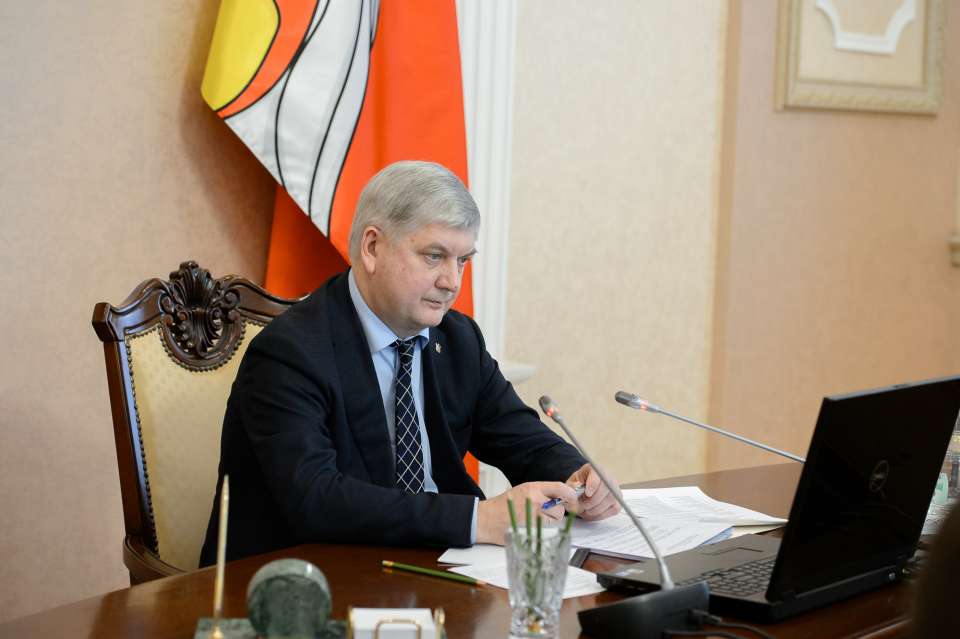 Заработок воронежского губернатора за год вырос на 1 млн рублей