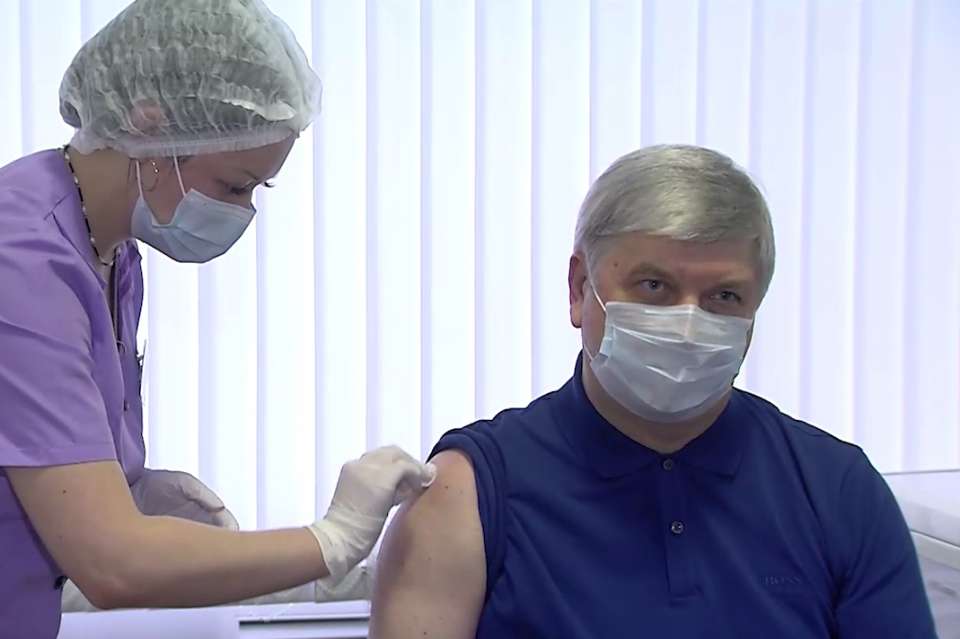 В Воронеже губернатор публично вакцинировался ради коллективного иммунитета