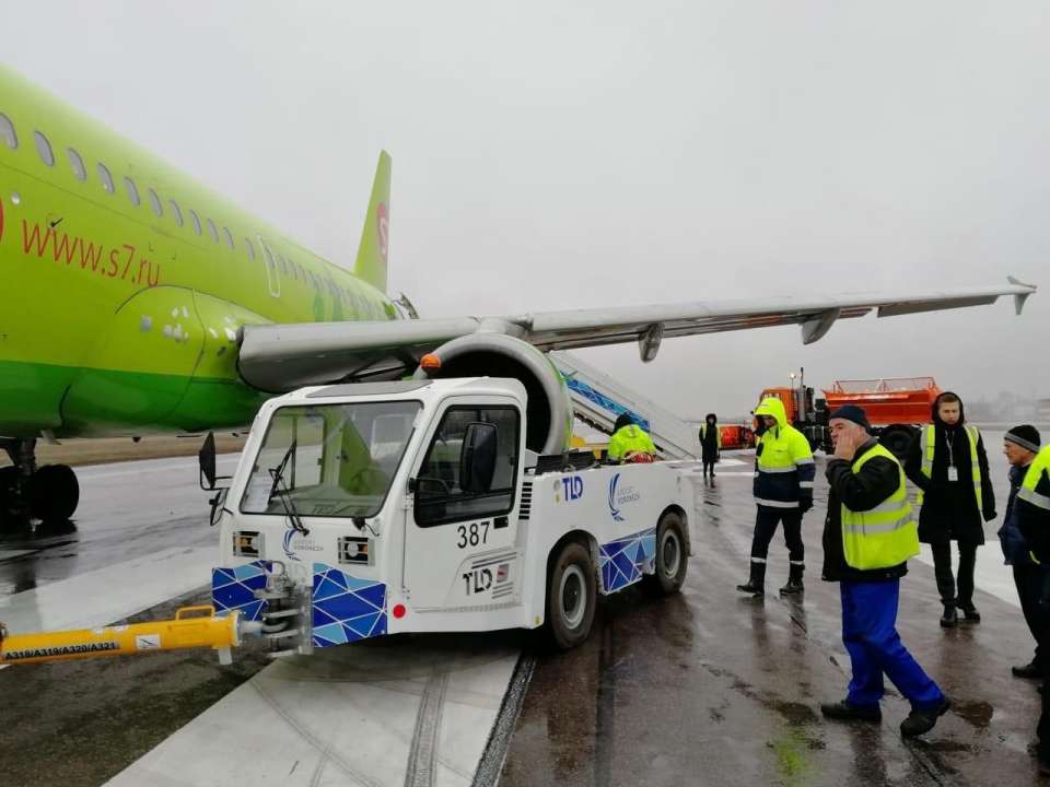В воронежском аэропорту пострадал самолет с губернатором на борту